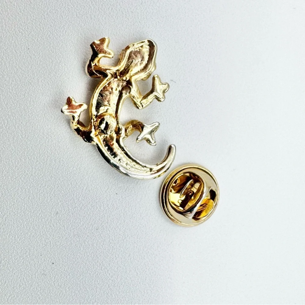 VNTG Gold Plated Gecko Lizard Brooch Pin Emerald Eyes